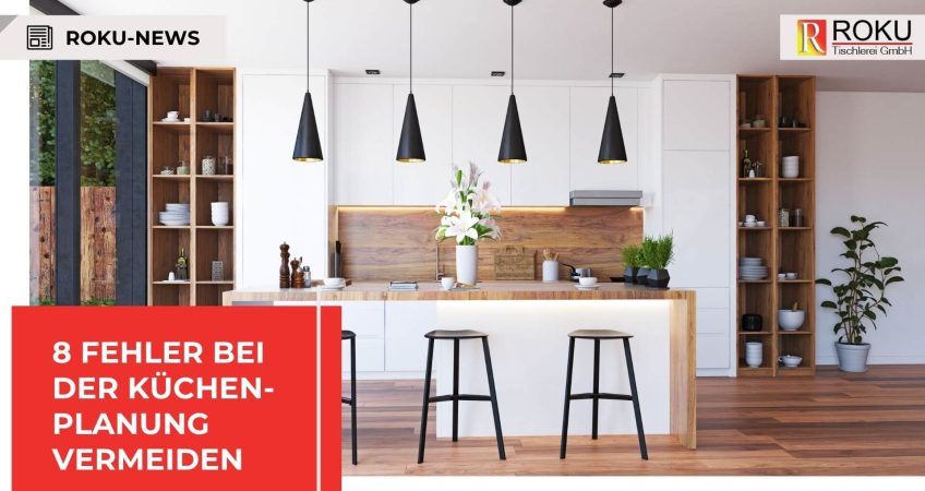 Moderne weiße Küche mit Holzfronten und Kochinsel – Blogbeitrag über 8 Fehler bei der Küchenplanung im Burgenland.