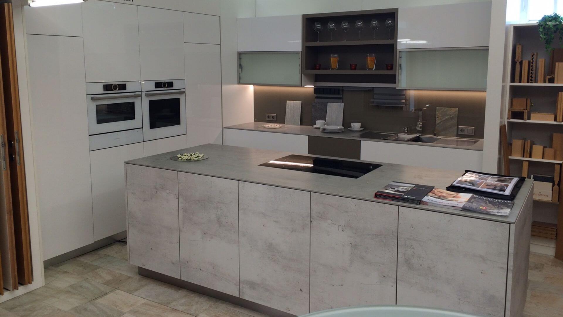 Pflegeleichte Küchenfront mit Anti-Fingerprint-Oberfläche – stilvoll und alltagstauglich.