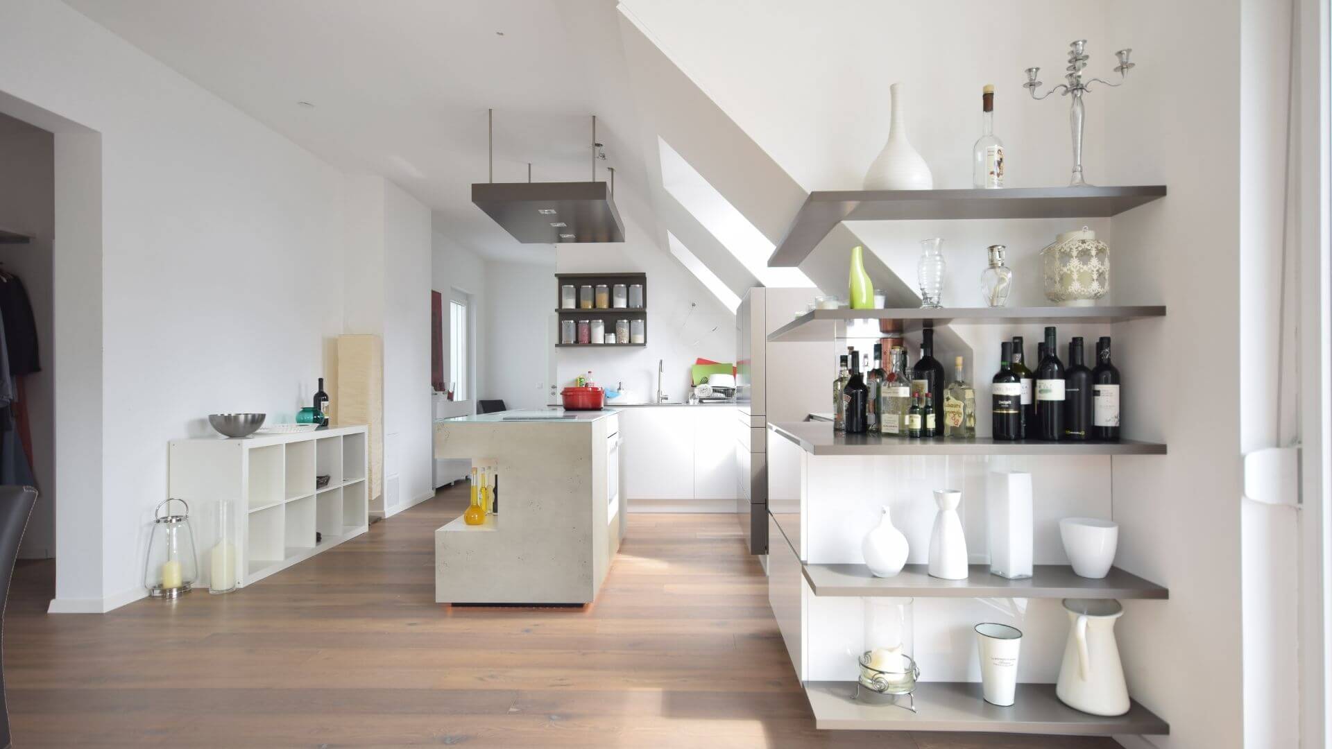 Individuelle Maßküche – perfekte Raumnutzung auch in schwierigen Grundrissen.