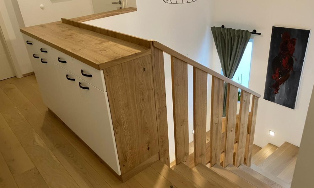 Stauraumlösung mit Eiche-Geländer und Möbelverbau