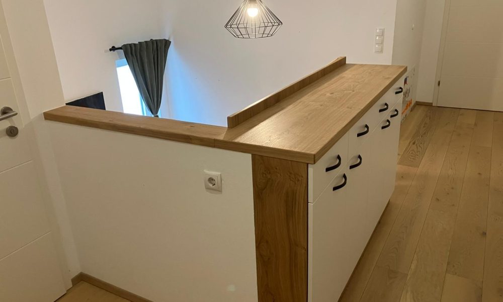 Stauraumlösung mit Eiche-Geländer und Möbelverbau