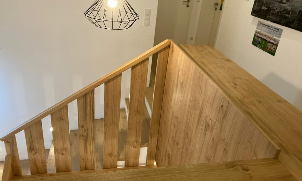 Stauraumlösung mit Eiche-Geländer und Möbelverbau