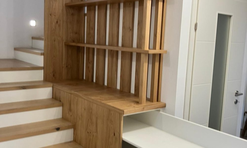 Stauraumlösung mit Eiche-Geländer und Möbelverbau