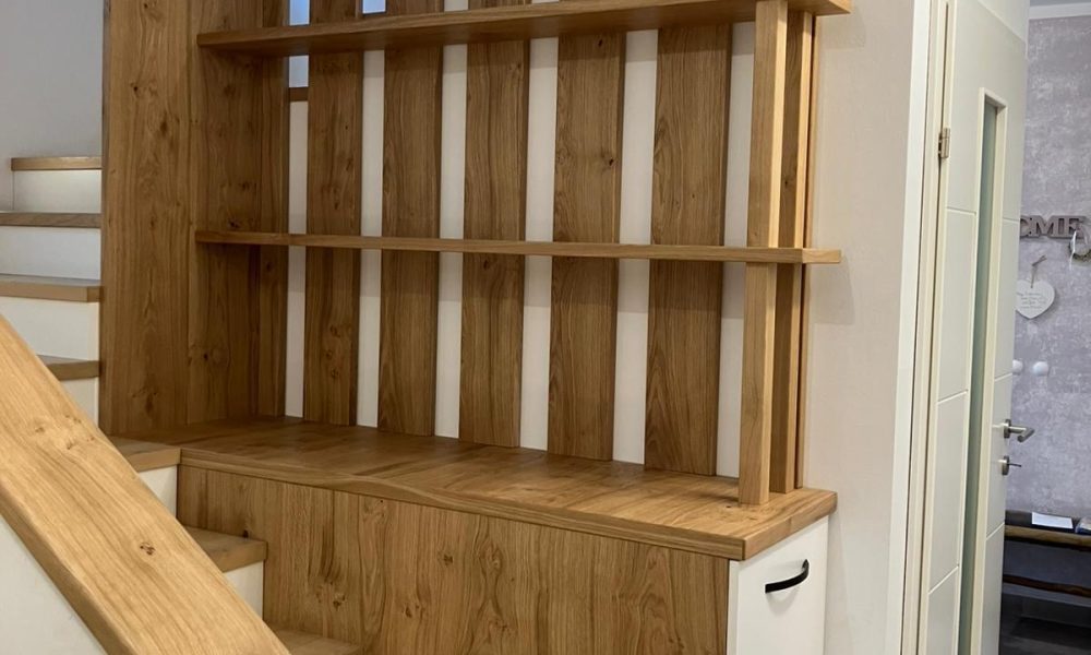 Stauraumlösung mit Eiche-Geländer und Möbelverbau