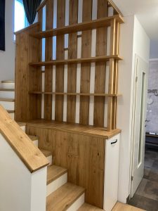 Stauraumlösung mit Eiche-Geländer und Möbelverbau