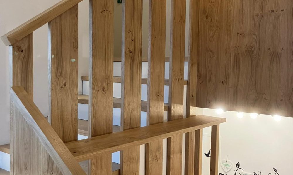 Stauraumlösung mit Eiche-Geländer und Möbelverbau