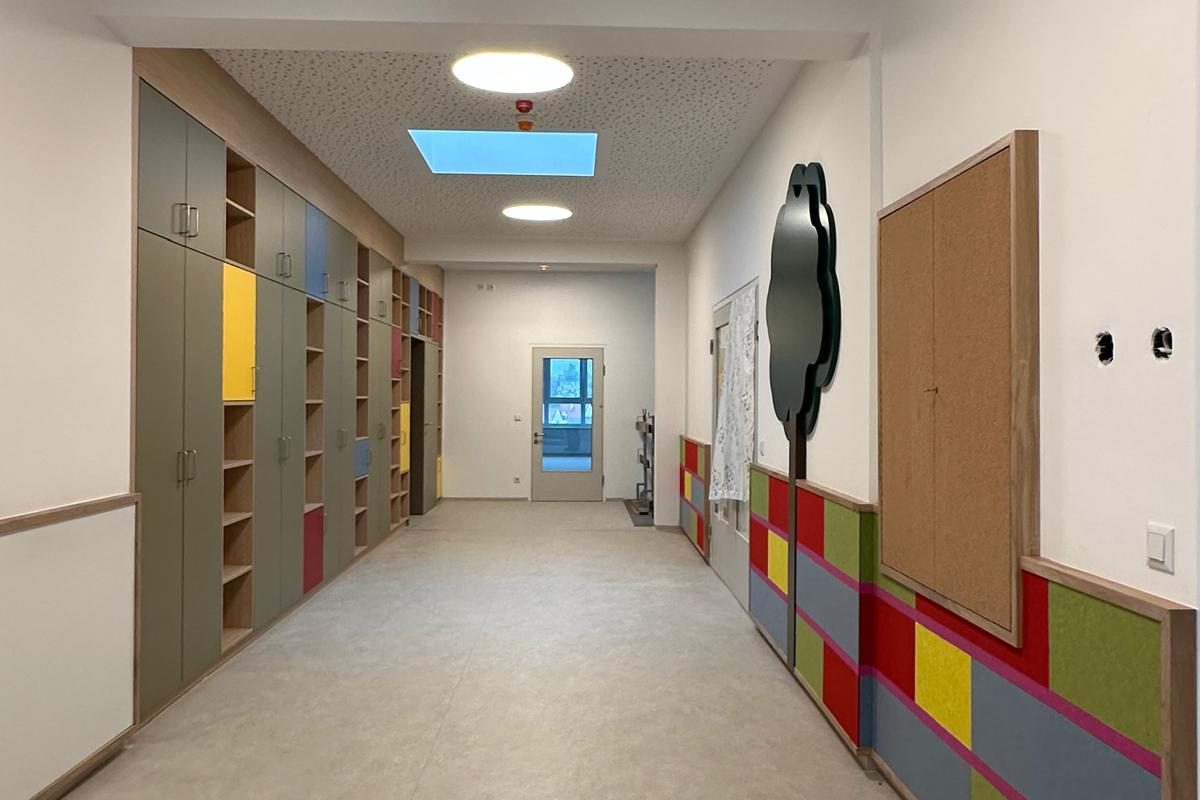 Kindergarteneinrichtung mit Wandverbau und Stauraumlösung
