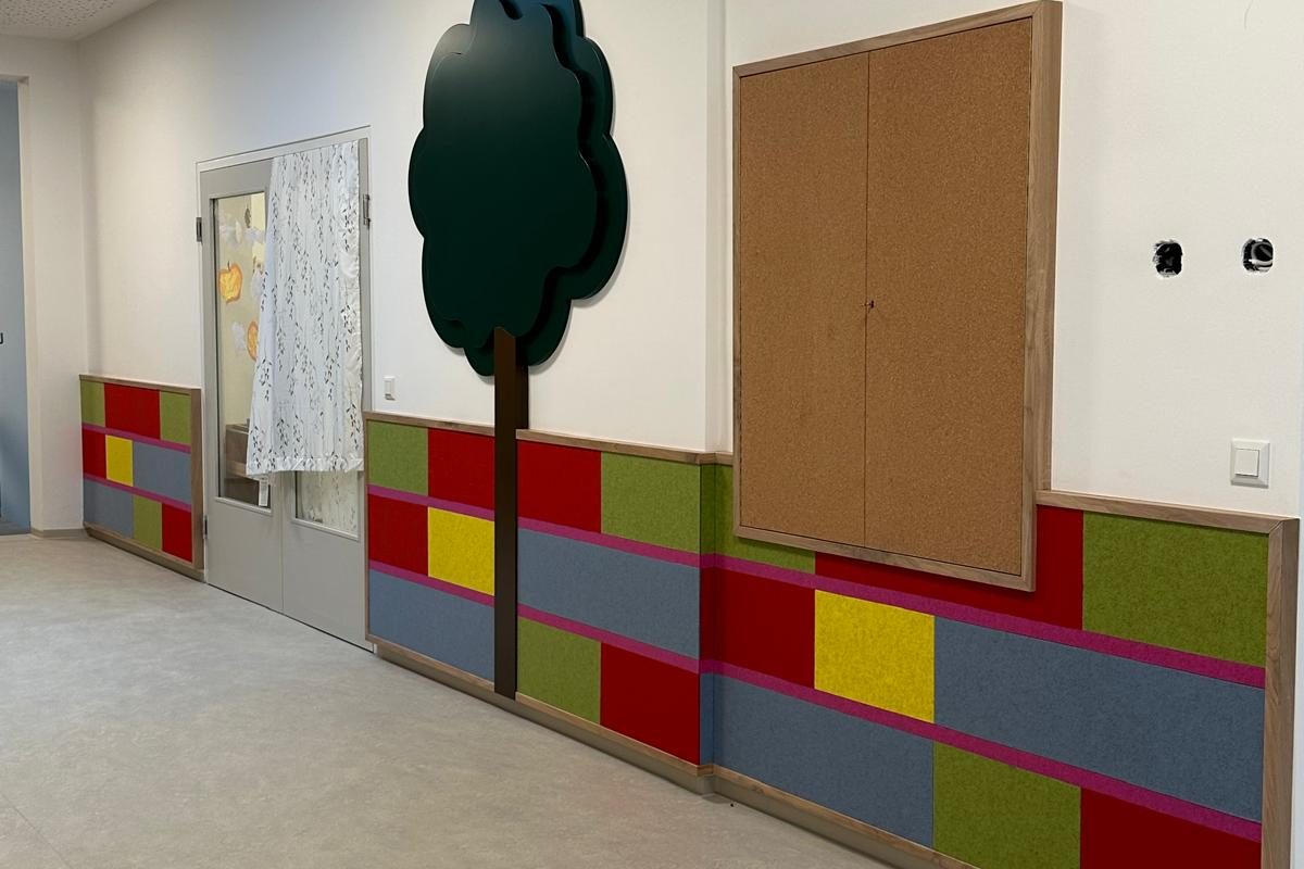 Kindergarteneinrichtung mit Wandverbau und Stauraumlösung