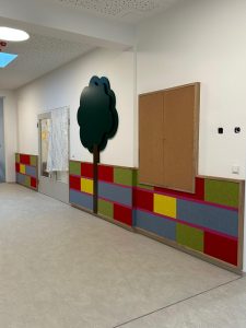Kindergarteneinrichtung mit Wandverbau und Stauraumlösung