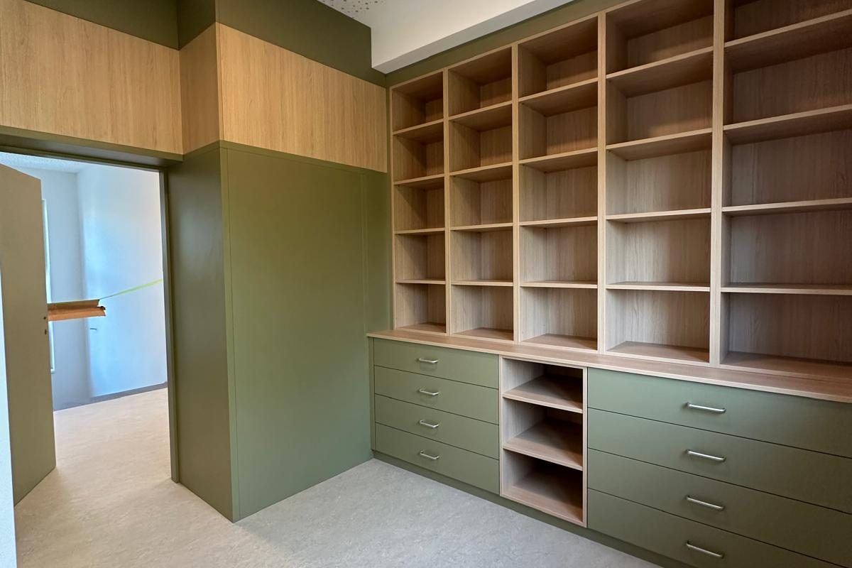 Kindergarteneinrichtung mit Wandverbau und Stauraumlösung