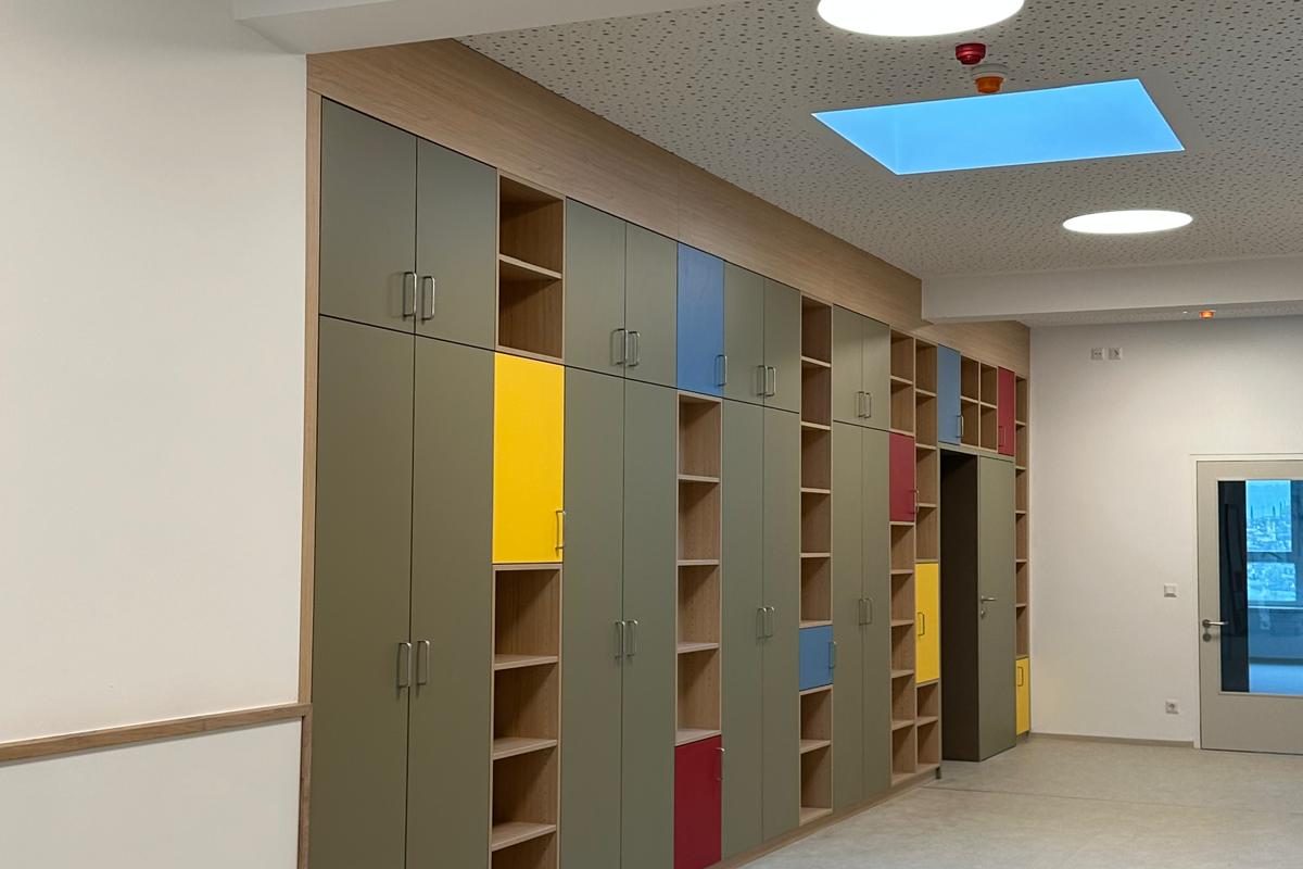 Kindergarteneinrichtung mit Wandverbau und Stauraumlösung