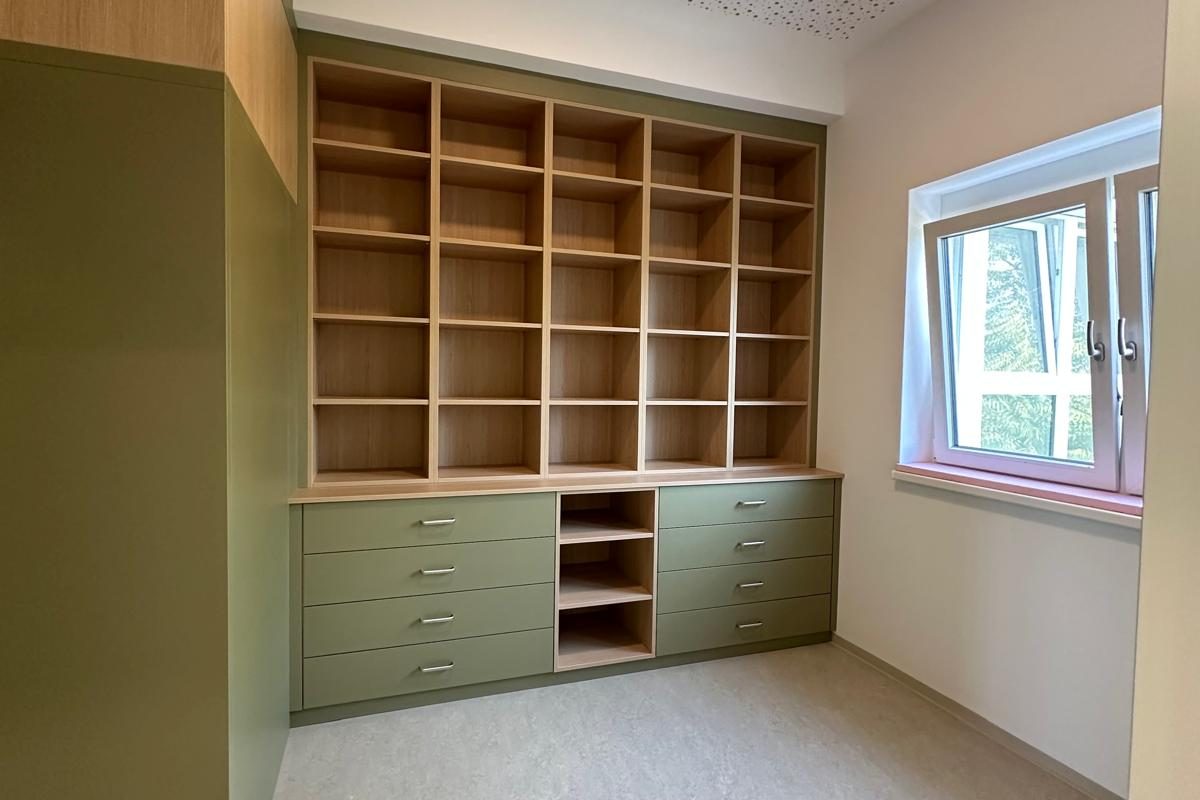 Kindergarteneinrichtung mit Wandverbau und Stauraumlösung