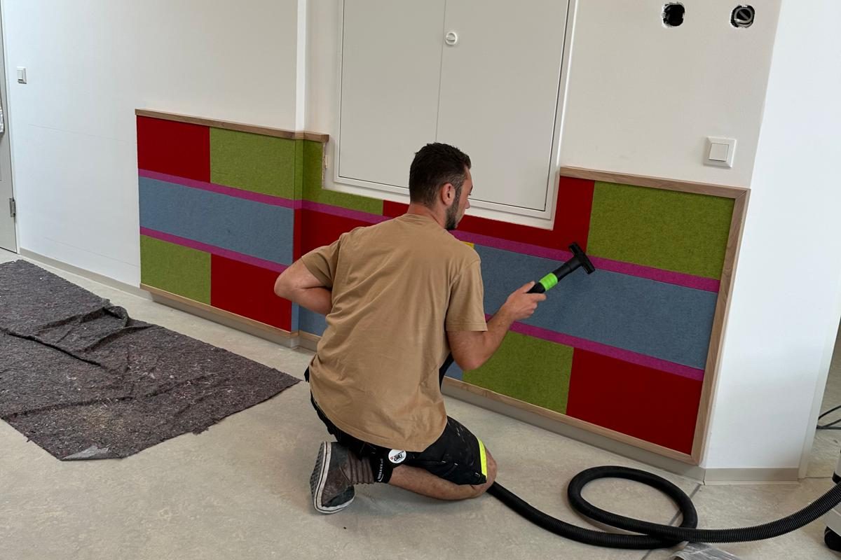 Kindergarteneinrichtung mit Wandverbau und Stauraumlösung